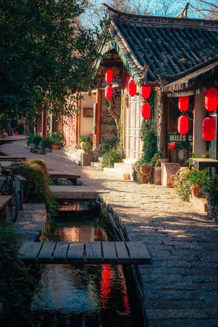 救援爱图画的男孩